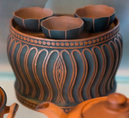 V and A bulb pot