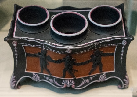 V and A bulb pot